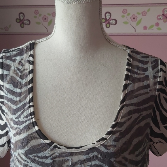 5/$25 Darvina Top - Picture 2 of 8